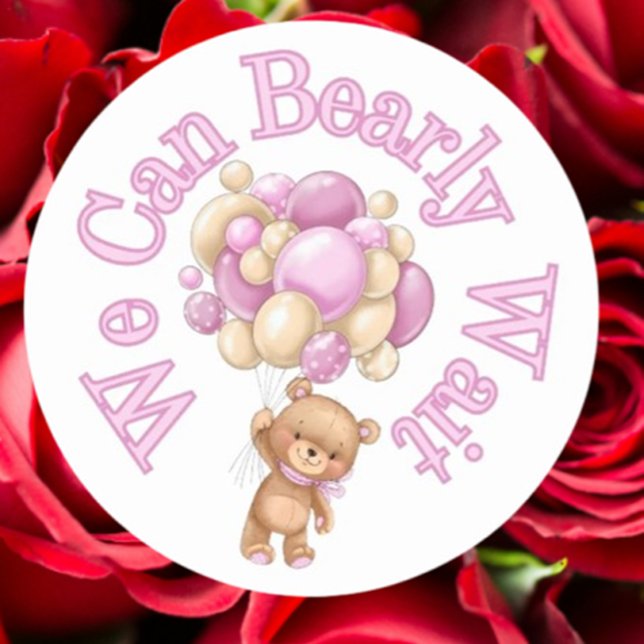 Sticker Rond On peut attendre Baby shower fille (Celebrate your baby girl’s arrival with our adorable “We can bearly wait” round sticker)