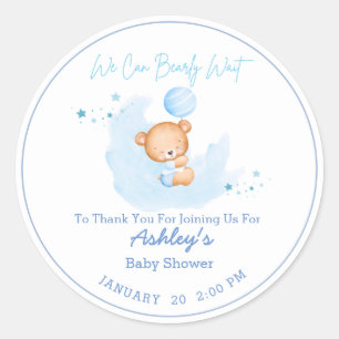 Sticker Rond On peut attendre l'invitation Baby shower garçon