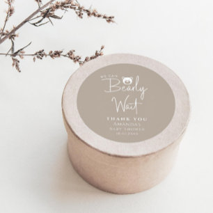 Sticker Rond On peut attendre un Baby shower minimaliste modern