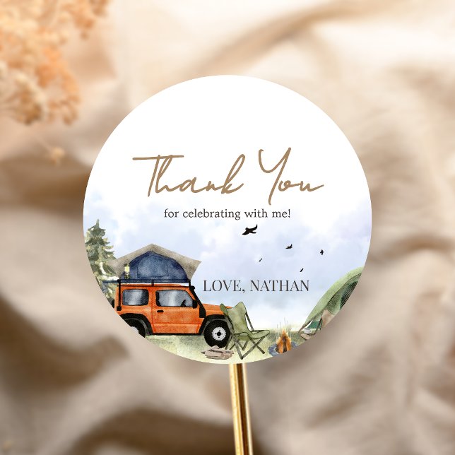 Sticker Rond One Happy Camper Camping Boy Birthday (One Happy Camper 1st Birthday Party Sticker)