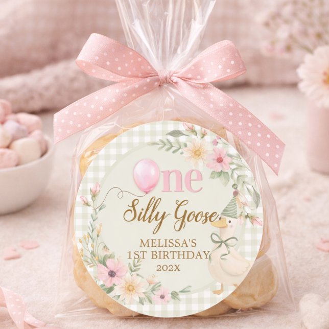 Sticker Rond One Silly Goose Gingham Pink Flora Birthday Party  (Créateur téléchargé)
