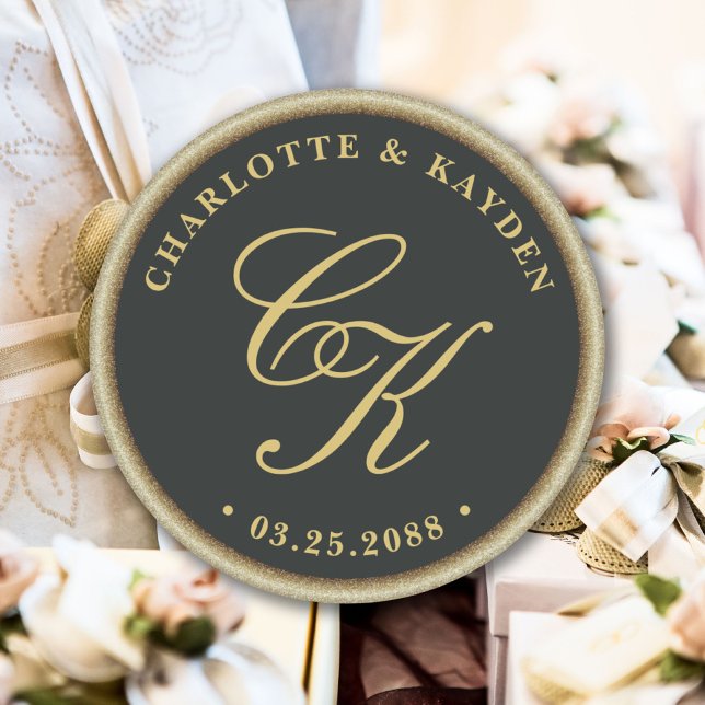 Sticker Rond Or Accent Vert foncé Monogramme Mariage Faveur (Gold Accent Dark Green Monogram Wedding Favor Classic Round Sticker)