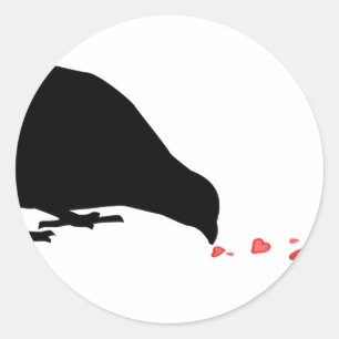 Sticker Rond ordre de picotement. oiseau noir et coeurs rouges.