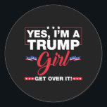 Sticker Rond Oui, je suis une fille de Trump, laissez-la tomber<br><div class="desc">Oui,  je suis une fille de Trump qui s'en remet aux cadeaux d'élection de Trump 2024</div>