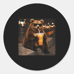 Sticker Rond Ours buvant un café glacé mème animal drôle hommes