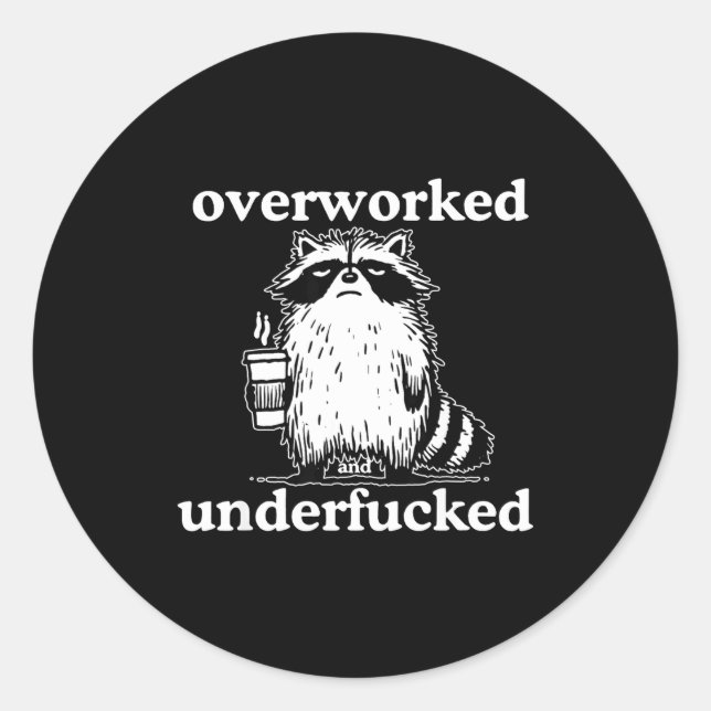 Sticker Rond Overworked And Underfored Funny Raccoon Coffee Say (Devant)