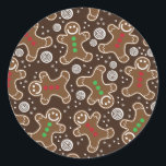 Sticker Rond Pains d'épices Brown Red Green Christmas<br><div class="desc">Motif de Noël doux avec pain d'épices souriant Cookies de l'homme et flocons de neige. Simple,  moderne,  coloré pain d'épices design motif xmas. Un cadeau parfait pour vos amis et votre famille pour les vacances d'hiver.</div>