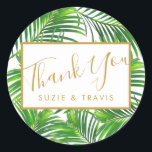 Sticker Rond Palm de verdure tropicale Feuille Merci Favoriser<br><div class="desc">Feuilles de palmiers tropicaux modernes ou frondes sur les étiquettes chic pour votre mariage de plage de destination ou fête à thème île. Design moderne vert et or glam tropique luxuriant design. IT'S EDITABLE : Cliquez sur "customiser plus loin" pour modifier la couleur, les polices, la couleur ou la disposition...</div>