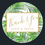 Sticker Rond Palm de verdure tropicale Feuille Merci Favoriser<br><div class="desc">Feuilles de palmiers tropicaux modernes ou frondes sur les étiquettes chic pour votre mariage de plage de destination ou fête à thème île. Design moderne vert et or glam tropique luxuriant design. IT'S EDITABLE : Cliquez sur "customiser plus loin" pour modifier la couleur, les polices, la couleur ou la disposition...</div>