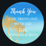 Sticker Rond Palmier d'or sur Blue Watercolor Beach Wedding<br><div class="desc">Des feuilles d'or regardez des palmiers sur un bleu coloré et aqua turquoise arrière - plan d'aquarelle sur un autocollant étiquette pour les faveurs de mariage ou les sacs de bienvenue - une façon parfaite de remercier vos invités pour le voyage pour célébrer votre mariage de destination de plage île!...</div>