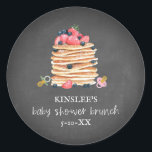 Sticker Rond Pancakes & Pacificateurs Baby shower Brunch Chalkb<br><div class="desc">Aquarelle illustration de la pile de crêpes surmontées de fruits avec des pacificateurs. L'Arrière - plan est inspiré du tableau de bord.</div>