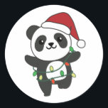 Sticker Rond Panda Christmas Winter Animaux Pandas Classic Roun<br><div class="desc">Les panda at christmas with fairy lights. Funny animals with toxits and snow for the holidays. A sweet Christmas greeting. Pandas are cute animals et perfect pour Christmas.</div>