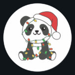 Sticker Rond Panda Christmas Winter Animaux Pandas Classic Roun<br><div class="desc">Les panda at christmas with fairy lights. Funny animals with toxits and snow for the holidays. A sweet Christmas greeting. Pandas are cute animals et perfect pour Christmas.</div>