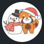 Sticker Rond Panda Rouge Avec Snowman En Hiver Pour Noël Cla<br><div class="desc">Red panda with snowman en hiver pour Christmas - a snowman for winter and Christmas. A winter greeting in the cold season for the holidays. Christmas red panda with snowman.</div>