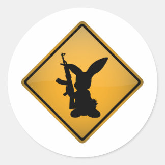 Sticker Rond Panneau d'avertissement Rabbit avec pistolet
