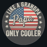 Sticker Rond Papa comme un grand-père seulement Glacière USA Dr<br><div class="desc">Papa Like a Grandpa Only Glacière paternité Vintage USA Drapeau Funny Crew Design graphique Cadeau Classic Round Stickers Classic Collection Classic.</div>