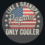 Sticker Rond Papaw Like a Grand-père Only Glacière USA Flag<br><div class="desc">Papaw Like a Grandpa Only Glacière paternité Vintage USA Drapeau Funny Crew Graphic design Cadeau Classic Round Stickers Classic Collection.</div>