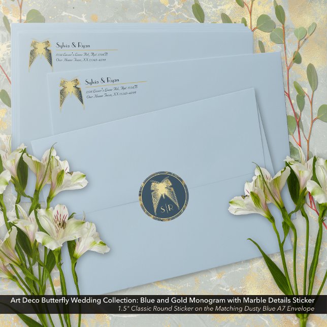 Sticker Rond Papillon Art déco Monogramme Marbre bleu or (Art Deco Butterfly Blue and Gold Monogram with Marble Sticker on the Dusty Blue Envelope.)
