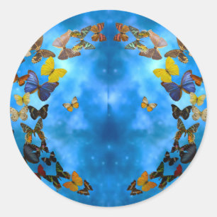Sticker Rond Papillons colorés survolant les nuages bleus