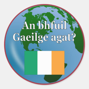 Sticker Rond Parles-tu irlandais ? en irlandais. Drapeau et glo