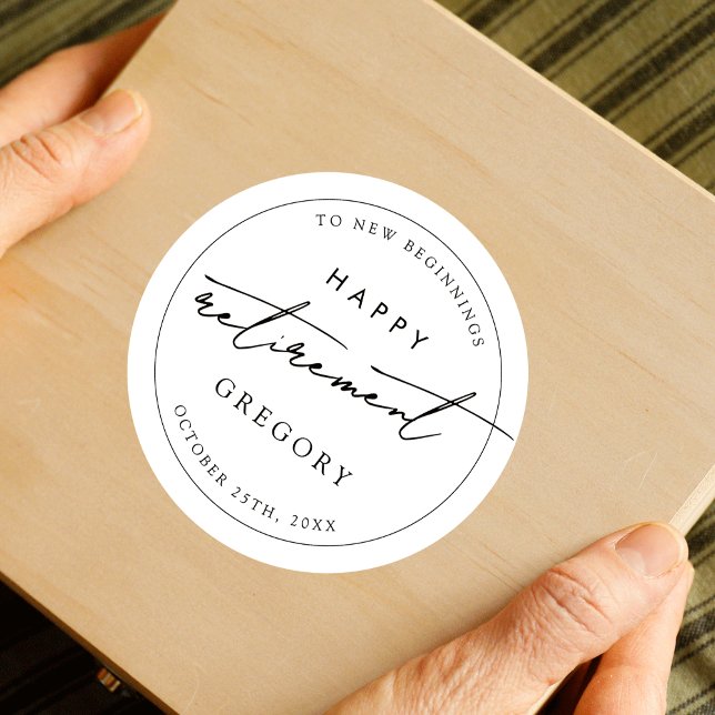 Sticker Rond Parti minimaliste de retraite noir blanc (Minimalist retirement celebration favor stickers with trendy script font in black & white)