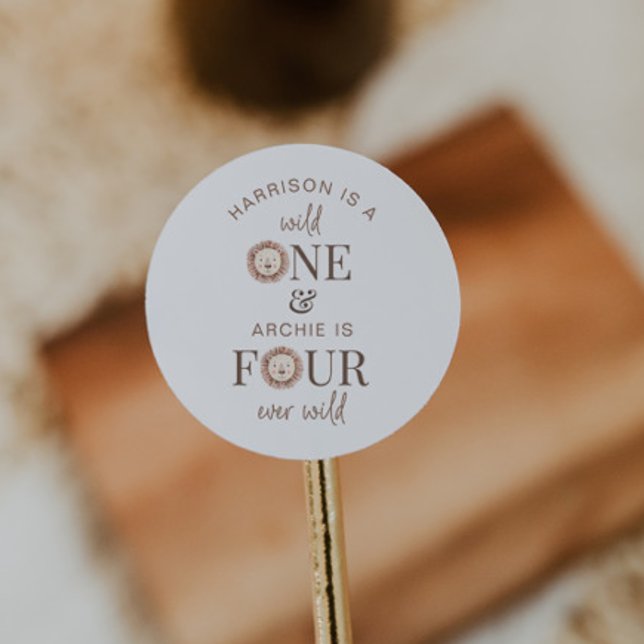 Sticker Rond Parti mixte sauvage un et quatre jamais sauvage (Créateur téléchargé)