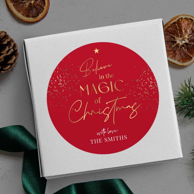 Sticker Rond Parties scintillant d'or de Noël Nom du script Red (Elegant and chic red and gold glitter Christmas gift sticker that is sure to impress)