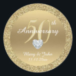 Sticker Rond Parties scintillant d'or Mariage 50e anniversaire<br><div class="desc">Élégant autocollant personnalisé 50e anniversaire mariage / sceaux pour enveloppes et/ou faveurs. Faux or et couleurs parties scintillant avec coeur en faux diamant. Étiquettes modèles modifiables avec nom et date.</div>