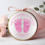 Sticker Rond Parties scintillant rose pieds Baby shower Favoris<br><div class="desc">Envisagez un autocollant qui est plus qu'un simple adhésif, c'est un tout petit gage de gratitude rond parsemé de parties scintillant rose et orné de la tendre représentation des pieds bébés. Le Baby shower Pink Parties scintillant Feet Favor Merci Girl Classic Round Sticker est une célébration de nouveaux débuts, un...</div>