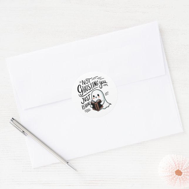 Sticker Rond Pas de fantômes, juste de lire (Enveloppe)