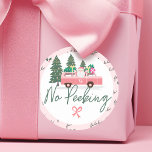 Sticker Rond Pas de Pékin Vintage rose Noël Van Père Noël<br><div class="desc">Pas De Peeking Avant Sticker De Noël. Célébrez la saison des fêtes magiques et festives avec notre autocollant de Noël sur mesure. Notre design de vacances vintage dispose d'une camionnette rétro rose girly mignonne avec des cadeaux colorés lumineux livrés sur le toit de la camionnette. Le Père Noël regarde sa...</div>