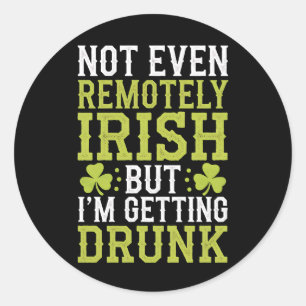 Sticker Rond Pas du tout irlandais mais je vais me saouler St P