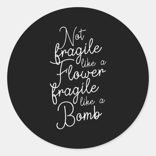 Sticker Rond Pas Fragile Comme Une Fleur Fragile Comme Une Bomb (Devant)