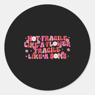 Sticker Rond Pas fragile comme une fleur Fragile comme une bomb