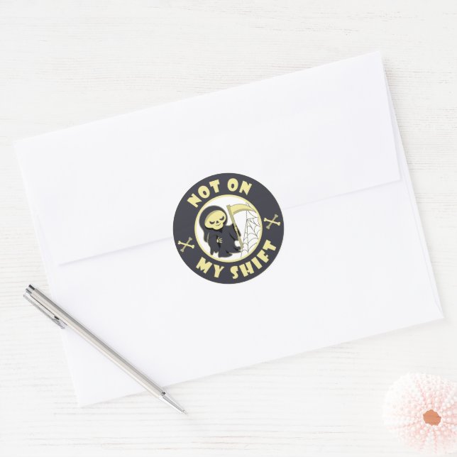 Sticker Rond Pas sur mon poste Grim Reaper Citation d'Halloween (Enveloppe)