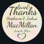 Sticker Rond Pastel Spring Wedding Cake Box Étiquettes, Typogra<br><div class="desc">Love and Thanks titres ces étiquettes de boîte à gâteau pour un mariage de printemps. L'arrière - plan est un design abstrait de jaune pastel, rose et vert. Écrits dans un joli script, les prénoms de mariée et de mariée et leur nom de famille viennent ensuite. Leur rendez-vous mariage et...</div>