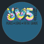 Sticker Rond Peace Love 5th Grade Funny Tie Dye Student<br><div class="desc">Peace Love 5th Grade Funny Tie Dye Cadeau de l'enseignant étudiant. Un cadeau parfait pour votre père, maman, papa, hommes, femmes, amis et membres de la famille le jour de Thanksgiving, Noël, Fête des mères, Fête des pères, 4 juillet, 1776 Jour indépendant, Fête des anciens combattants, Fête de l'Halloween, Fête...</div>