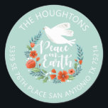 Sticker Rond Peace on Earth Christmas Retours Adresse Label<br><div class="desc">Joli label d'adresse de retour de Noël avec une colombe dans une couronne fleurie avec les mots Paix sur Terre. Le étiquette de adresse de Noël est conçu en bleu et blanc. Personnalisez-le avec votre nom,  pour vos sceaux d'enveloppe de Noël cette année. Conçu pour vous par Blackberry Boulevard.</div>
