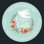 Sticker Rond Peace on Earth Christmas Retours Adresse Label<br><div class="desc">Joli label d'adresse de retour de Noël avec une colombe dans une couronne fleurie avec les mots Paix sur Terre. Le étiquette de adresse de Noël est conçu en bleu et blanc. Personnalisez-le avec votre nom,  pour vos sceaux d'enveloppe de Noël cette année. Conçu pour vous par Blackberry Boulevard.</div>