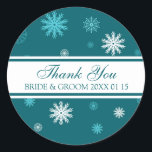 Sticker Rond Peacock Blue Merci Winter Wedding Favor Tags<br><div class="desc">Le Merci de mariage d'hiver privilégient les étiquettes autocollants dans l'élégant bleu turquoise aqua turquoise,  et blanc fêtes de neige motif. Parfait pour un noël ou un mariage d'hiver. Un excellent moyen de décorer les faveurs de mariage ou de vin mariage étiquette.</div>