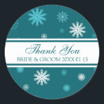 Sticker Rond Peacock Blue Merci Winter Wedding Favor Tags<br><div class="desc">Le Merci de mariage d'hiver privilégient les étiquettes autocollants dans l'élégant bleu turquoise aqua turquoise, et blanc fêtes de neige motif. Parfait pour un noël ou un mariage d'hiver. Un excellent moyen de décorer les faveurs de mariage ou de vin mariage étiquette.</div>