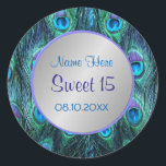 Sticker Rond Peacock Feather Drama ver 1 -Sweet 15<br><div class="desc">Élégante version moderne Peacock en bleu et violet aqua dramatique. Le texte indique Sweet 15,  avec le nom et l'information de date prêt à être customisé par vous. Ceci est la version 1 de 2 avec centre argent.</div>