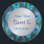 Sticker Rond Peacock Feather Drama ver 1 -Sweet 15<br><div class="desc">Élégante version moderne Peacock en bleu et violet aqua dramatique. Le texte indique Sweet 15,  avec le nom et l'information de date prêt à être customisé par vous. Ceci est la version 1 de 2 avec centre argent.</div>