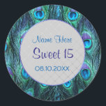 Sticker Rond Peacock Feather Drama ver 2 -Sweet 15<br><div class="desc">Élégante version moderne Peacock en bleu et violet aqua dramatique. Le texte indique Sweet 15,  avec le nom et l'information de date prêt à être customisé par vous. Ceci est la version 2 de 2 avec centre argent.</div>