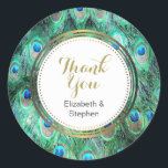 Sticker Rond Peacock Feathers Exotic Wild Aquarelle Merci<br><div class="desc">Un autocollant de remerciement pour les fêtes, mariages, appréciation etc... Avec un motif aux couleurs vives de plumes de paon exotiques et sauvages dans un joli turquoise, vert bijou, aqua et bleu cobalt. Le centre a un cercle doré avec merci écrit en or et vos noms personnalisés. Artistique et fantaisie,...</div>