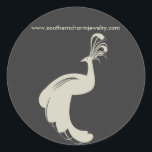 STICKER ROND PEACOCK FLOURISER EN BÂTIMENT ROND TONC/GRIS<br><div class="desc">Un élégant paon bronzé est centré sur ce étiquette gris foncé. Entièrement personnalisable.</div>
