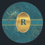 Sticker Rond Peacock monogramme Turquoise avec Gold Round<br><div class="desc">Nos Stickers Personnalisés Monogrammed Peacock se coordonnent avec tous les produits de notre Collection Peacock; papeterie,  mariage et décor maison. Idéal pour un usage professionnel ou personnel.</div>