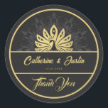 Sticker Rond Peacock or et Mariage noir Art déco moderne<br><div class="desc">Appelle tous les tourtereaux ! Faites une déclaration avec nos Stickers Sticker Enveloppe Mariage Classique Élégant! Avec un design d'inspiration Art Déco mettant en vedette un arrière - plan noir onyx, un paon royal doré et des motifs géométriques complexes, ces sceaux ajoutent une touche de glamour à vos invitations. Créez...</div>