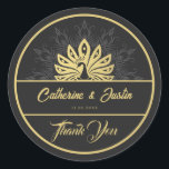 Sticker Rond Peacock or et Mariage noir Art déco moderne<br><div class="desc">Appelle tous les tourtereaux ! Faites une déclaration avec nos Stickers Sticker Enveloppe Mariage Classique Élégant! Avec un design d'inspiration Art Déco mettant en vedette un arrière - plan noir onyx, un paon royal doré et des motifs géométriques complexes, ces sceaux ajoutent une touche de glamour à vos invitations. Créez...</div>