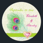 Sticker Rond Peacock plumes bijou coeur mariage Enregistrer la<br><div class="desc">Mariage coeur de bijoux en plumes de paon Save the Date, avec un élégant collier en plumes de paon en chaux et vert émeraude, bleu, turquoise et fuchsia/magenta rose chaud, un groupe vert citron et une illustration d'un diamant de bijoux en coeur rose avec contour en or et strass sur...</div>